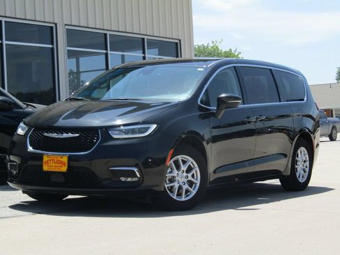 Used 2023 Chrysler Pacifica Touring-L FWD image 12
