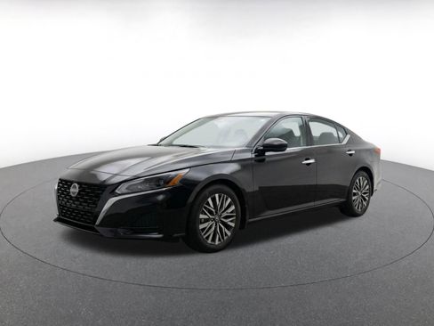 Used 2025 Nissan Altima 2.5 SV FWD image 3