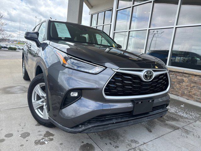 Used 2024 Toyota Highlander LE AWD/4WD image 2