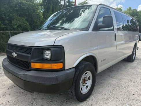Used 2005 Chevrolet Express 3500 Extended Passenger RWD image 3