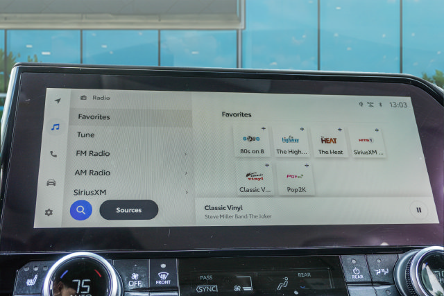 Used 2023 Toyota Highlander XLE FWD image 25