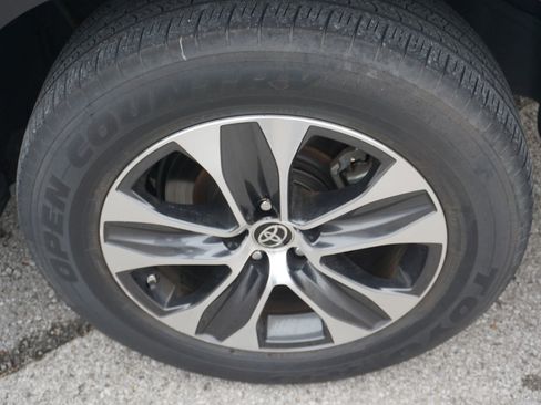 Used 2021 Toyota Highlander XLE image 12