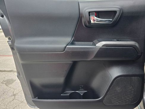 Used 2019 Toyota Tacoma TRD Sport AWD/4WD image 11