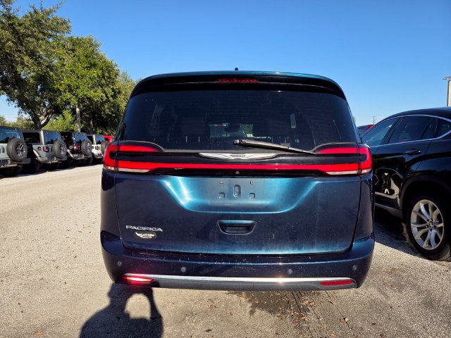 Used 2024 Chrysler Pacifica Touring FWD image 4