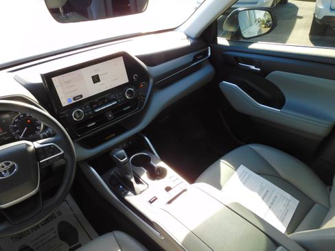 Used 2023 Toyota Highlander XLE image 19