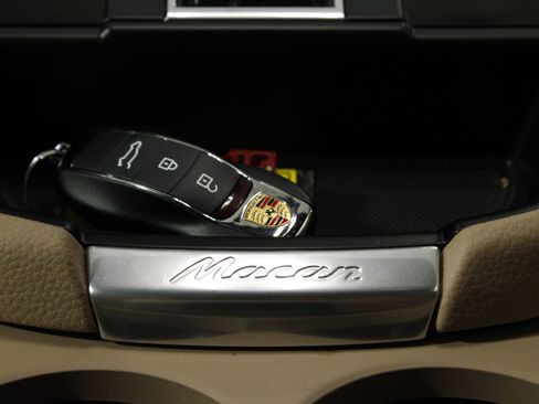Certified 2025 Porsche Macan AWD/4WD image 38