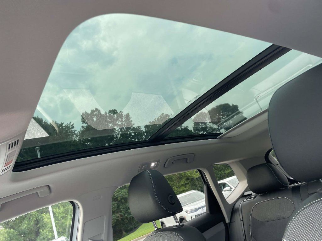 Certified 2023 Volkswagen Taos SE FWD image 18