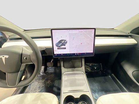 Used 2021 Tesla Model Y Long Range image 18