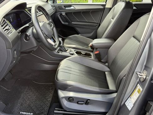 Used 2022 Volkswagen Tiguan SE w/ Panoramic Sunroof Package AWD/4WD image 13