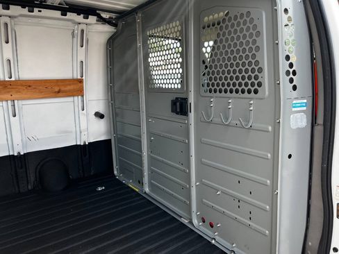 Used 2015 Chevrolet Express 2500 RWD image 18