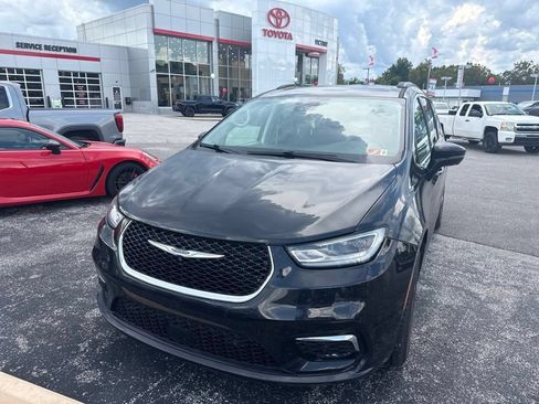 Used 2022 Chrysler Pacifica Touring-L w/ Uconnect Theater Family Group AWD/4WD image 2