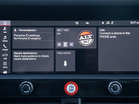 Used 2025 Porsche Macan AWD/4WD image 18