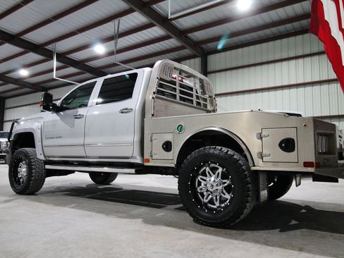 Used 2018 GMC Sierra 2500 Denali w/ Duramax Plus Package AWD/4WD image 8
