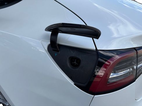 Used 2023 Tesla Model 3 Standard Range image 13