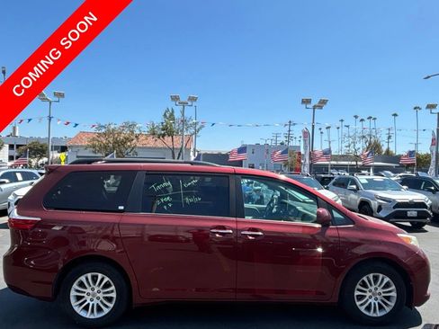 Used 2017 Toyota Sienna XLE FWD image 5