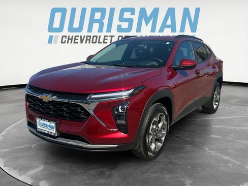 Used 2025 Chevrolet Trax LT w/ Driver Confidence Package FWD image 2