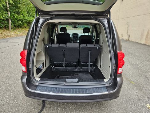 Used 2019 Dodge Grand Caravan SE w/ UConnect Hands-Free Group image 21