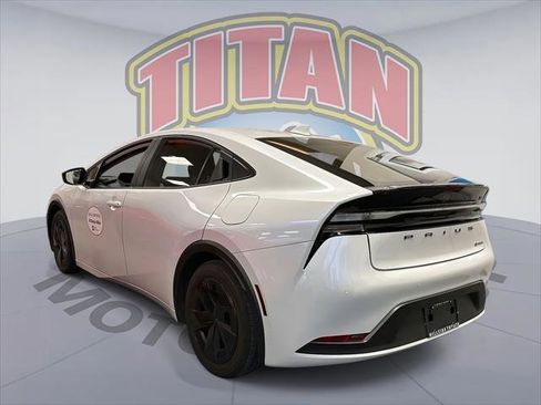 Used 2025 Toyota Prius SE image 2