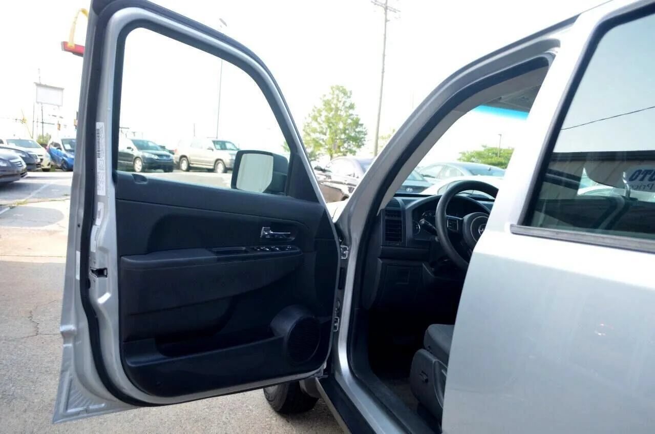 Used 2012 Jeep Liberty Sport RWD image 17