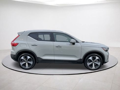Used 2025 Volvo XC40 B5 Plus image 6