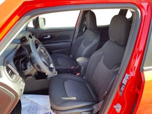 Used 2023 Jeep Renegade Latitude AWD/4WD image 5