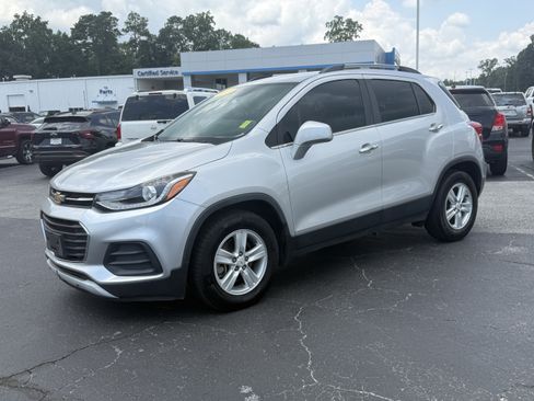 Used 2017 Chevrolet Trax LT w/ LT Convenience Package FWD image 4