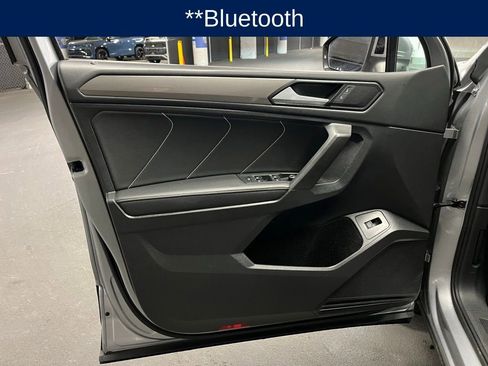 Used 2022 Volkswagen Tiguan SE w/ Panoramic Sunroof Package image 18