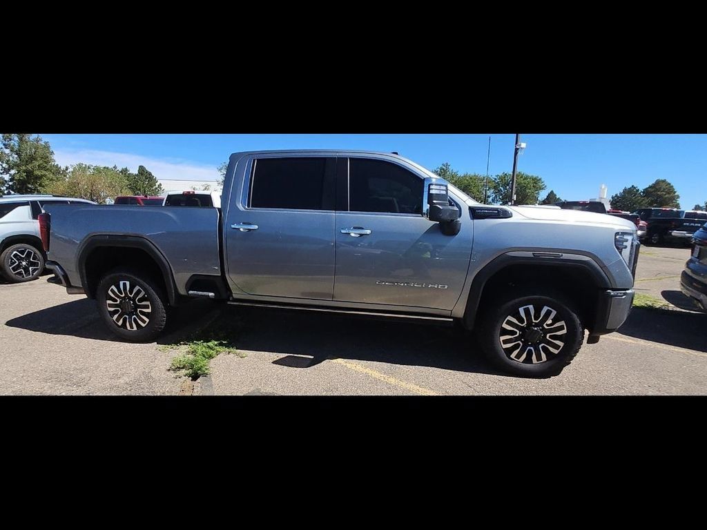 Used 2024 GMC Sierra 3500 Denali Ultimate AWD/4WD image 9