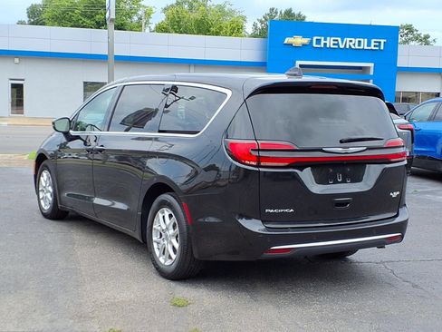 Used 2023 Chrysler Pacifica Touring-L FWD image 4