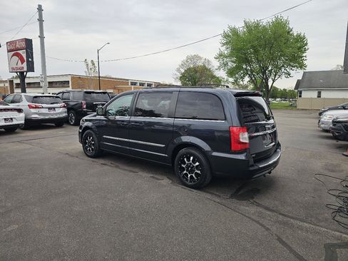 Used 2014 Chrysler Town & Country Touring FWD image 7