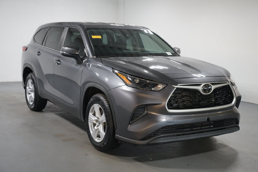 Used 2023 Toyota Highlander L FWD image 3