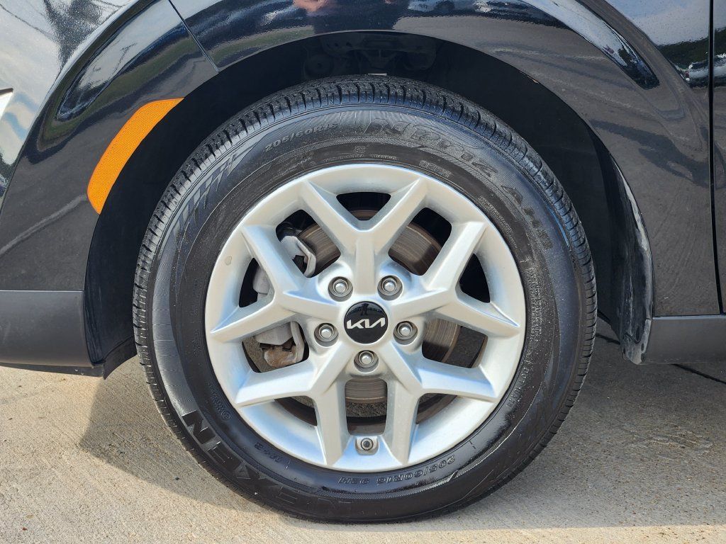 Used 2025 Kia Soul LX w/ LX Technology Package FWD image 16