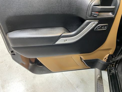 Used 2013 Jeep Wrangler Unlimited Rubicon w/ Connectivity Group AWD/4WD image 20
