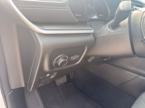 Used 2025 Jeep Grand Cherokee Altitude AWD/4WD image 13