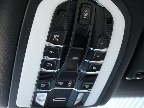 Used 2025 Porsche Macan image 20