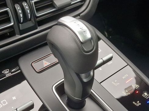 Used 2025 Porsche Macan image 16