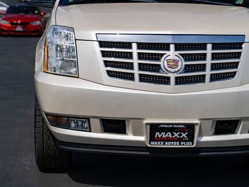 Used 2013 Cadillac Escalade Premium AWD/4WD image 6