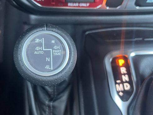 Used 2025 Jeep Gladiator Mojave AWD/4WD image 10