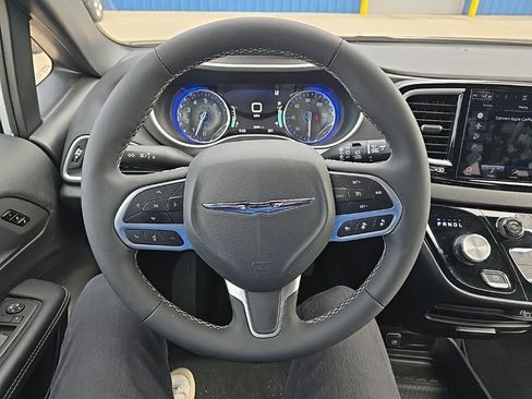 Used 2025 Chrysler Pacifica Select FWD image 17
