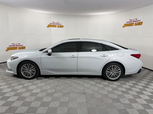 Used 2022 Toyota Avalon Limited image 2