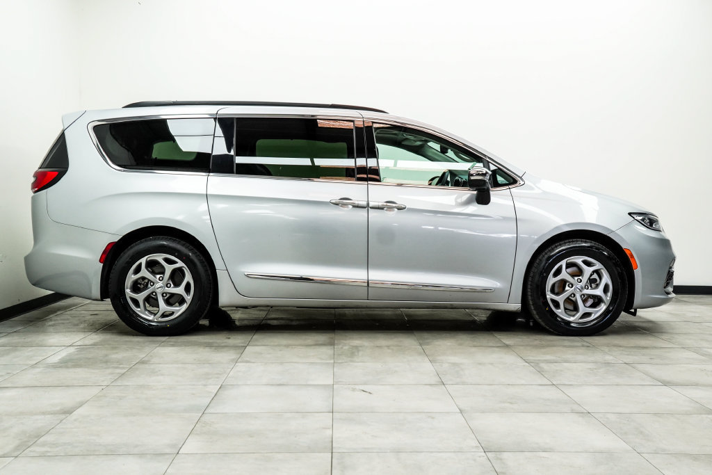 Used 2023 Chrysler Pacifica Limited FWD image 7