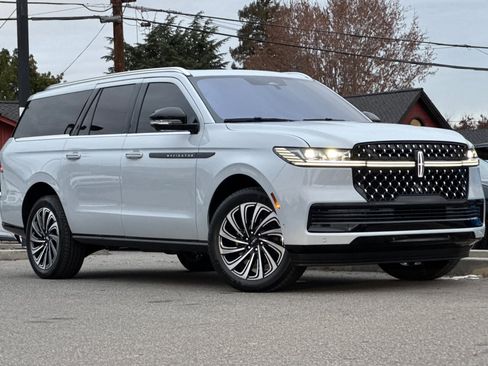 Used 2025 Lincoln Navigator L Black Label image 2