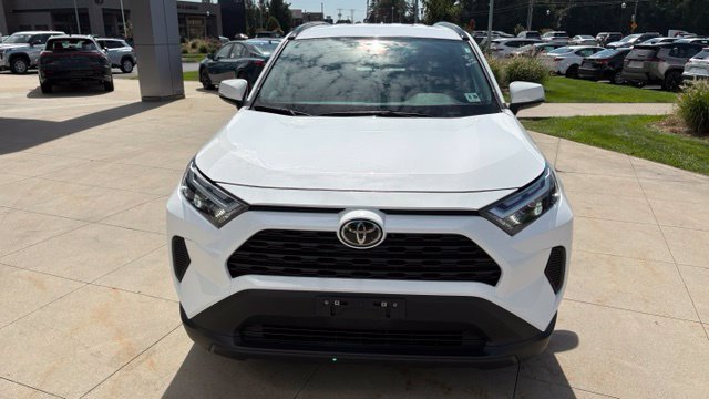 Used 2025 Toyota RAV4 XLE AWD/4WD image 2