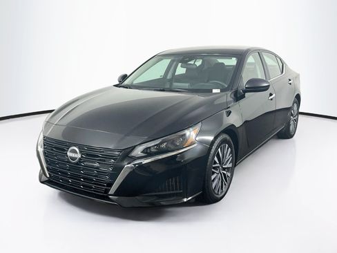 Used 2025 Nissan Altima 2.5 SV FWD image 3