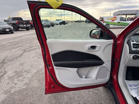 Used 2019 Jeep Compass Latitude w/ Safety & Security Group image 25