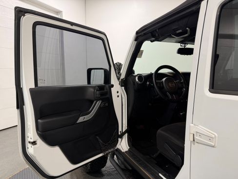 Used 2014 Jeep Wrangler Unlimited Sahara image 3