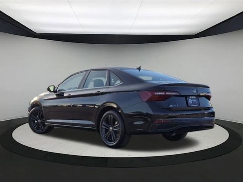 Certified 2023 Volkswagen Jetta SE w/ Panoramic Sunroof Package image 5