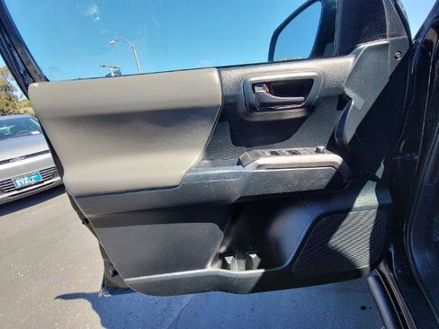 Used 2017 Toyota Tacoma SR5 w/ SR5 Appearance Package (SM) image 19