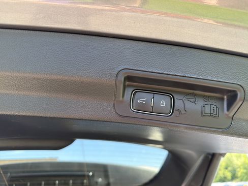 Used 2022 Ford Explorer XLT w/ Equipment Group 202A AWD/4WD image 28