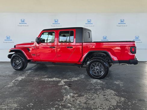 Used 2024 Jeep Gladiator Sport AWD/4WD image 4